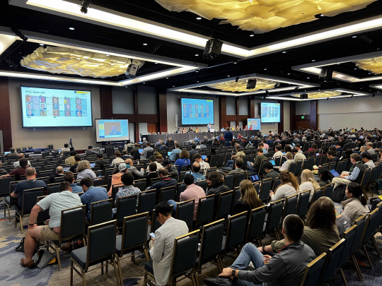 ETRI는 자체 개발한 '근거리무선통신(NFC) 기반 인터넷 통신기술' 표준이 국제표준으로 최종 제정됐다고 밝혔다. 사진은 지난달 21일 미국 샌프란시스코에서 개최된 국제인터넷표준화기구(IETF) 117 총회 모습  ETRI 제공